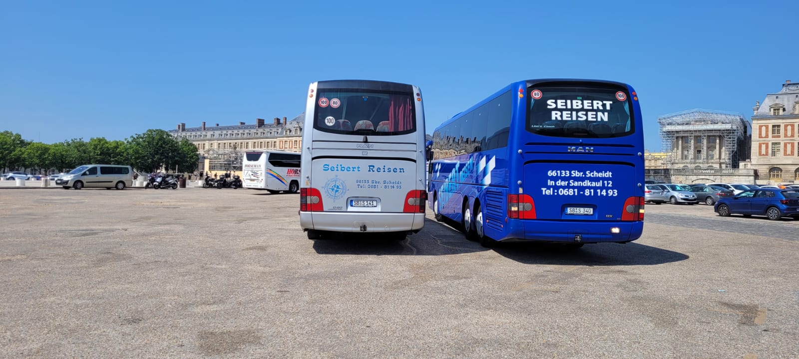 Zwei Busse nebeneinander auf der Straße